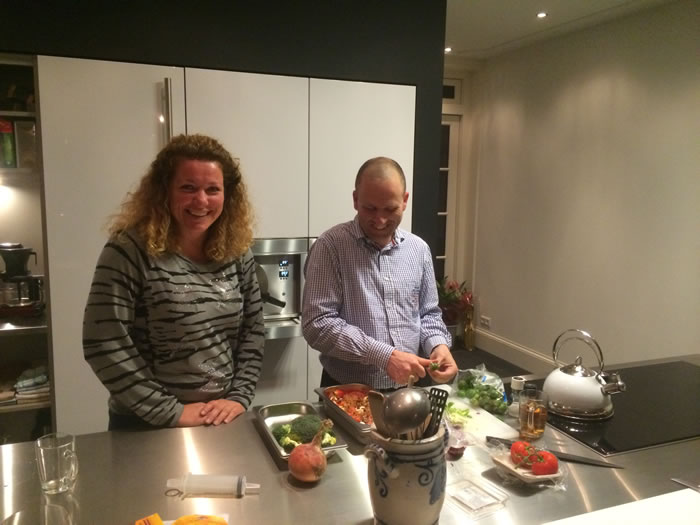 Nu de keuken klaar is komt Rudy nog de inbouwapparatuur uitleggen en even koken.