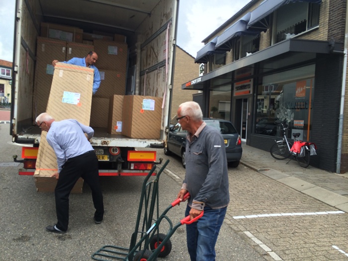 De nieuwe keuken wordt gelost in Arnemuiden bij de Snaidero showroom.