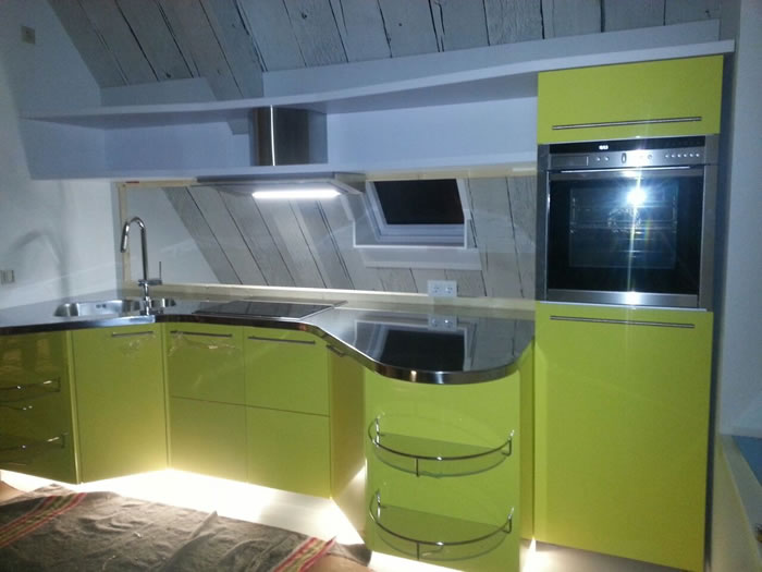 Deze Snaidero Skyline keuken is tegen een schuine wand aan geplaatst.