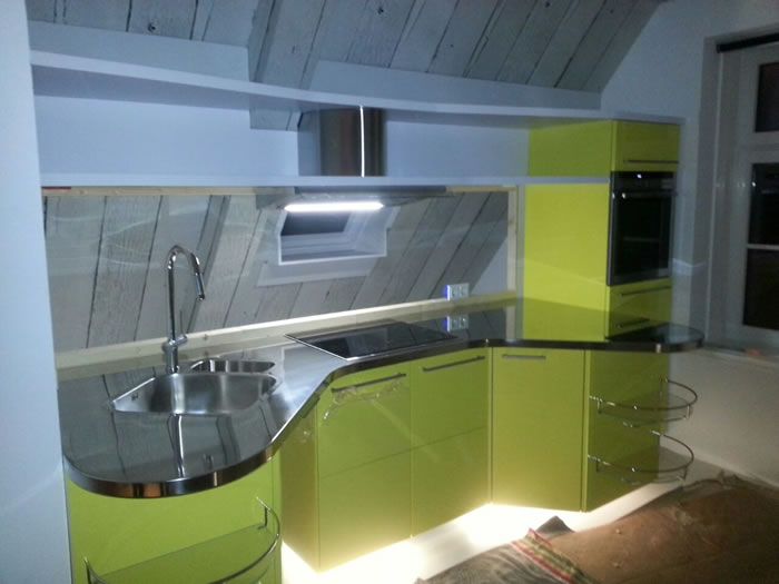 Onder het keukenblok van deze Snaidero Skyline keuken is LED verlichting aangebracht.