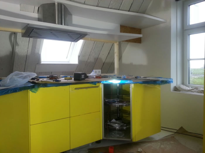 Boven deze Snaidero Skyline keuken komt een luifel in mat wit.