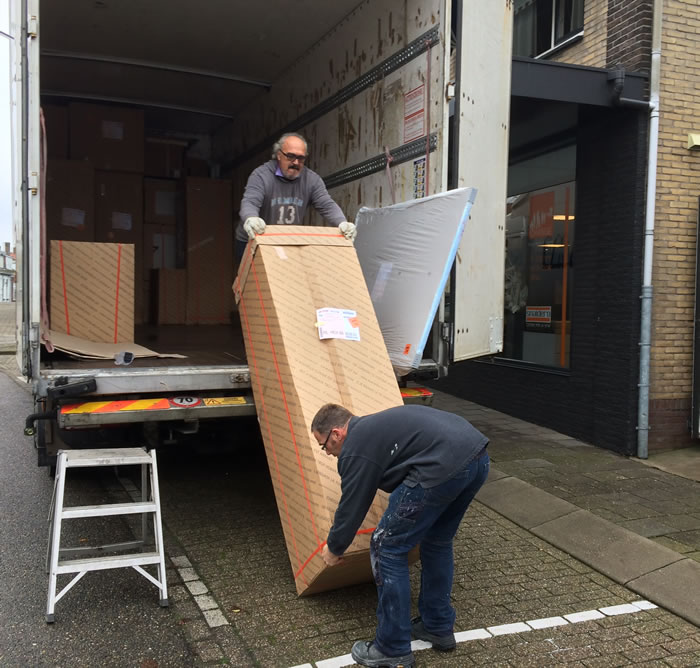 De nieuwe Snaidero keuken wordt door monteur Joop gelost in ons magazijn te Arnemuiden.
