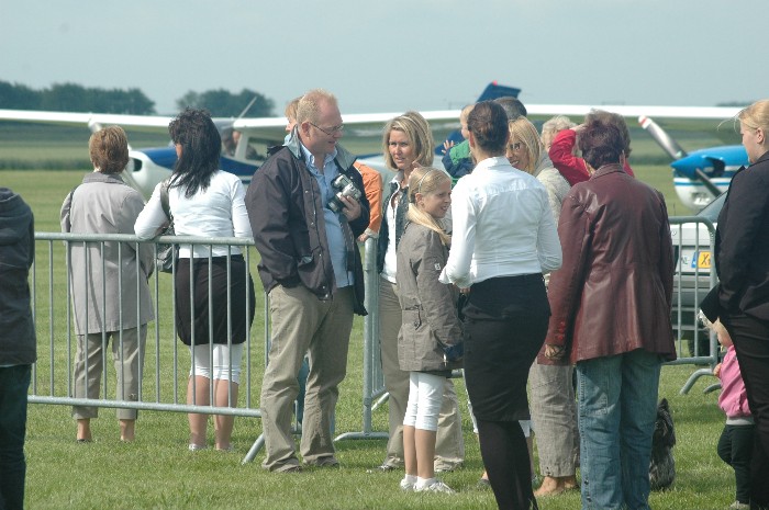 De gasten in de rij bij de rondvluchten. In totaal zijn er zo`n 450 mensen wezen vliegen tijdens het eerste Midzomer Event.