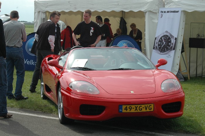 Midzomer Event / Zeeland Airport. De Ferrari`s trokken natuurlijk ook veel bekijks. En bij dat geluid van die Ferrari vergeleken waren de vliegtuigen toch wel erg geluidsarm...