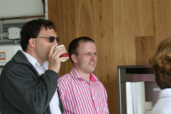 Ook een collega keuken ondernemer komt om de koffie in onze Snaidero presentatie.