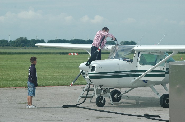 Midzomer Event / Zeeland Airport. Toch eerst maar even de Cessna aftanken.