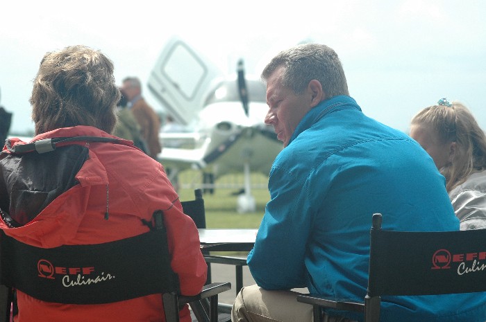 Leuk uitzicht op het terras voor onze hangar.