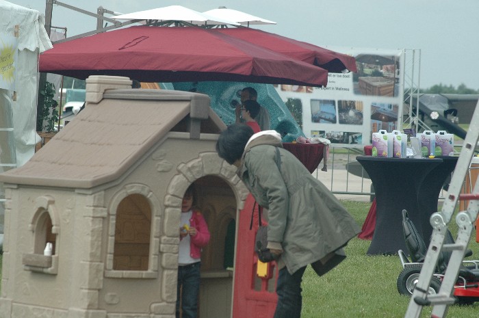 Buitenspeelgoed voor de kinderen op het vliegveld.