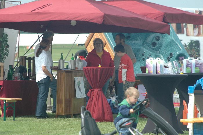 Er gezellig natuurlijk met Paul`s spa baden. Ze vielen in elk geval goed op tijden het Midzomer Event.