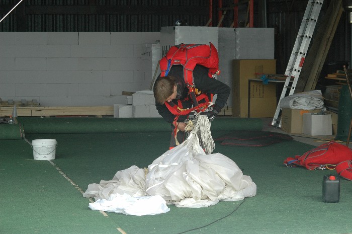 In de hangar bij de para`s op Zeeland Airport tijdens het Midzomer Event.