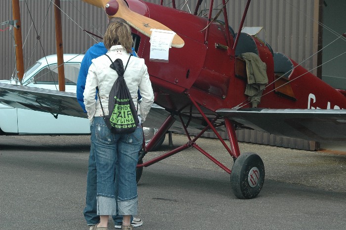 Welke is er ouder? De Saab of het vliegtuig?