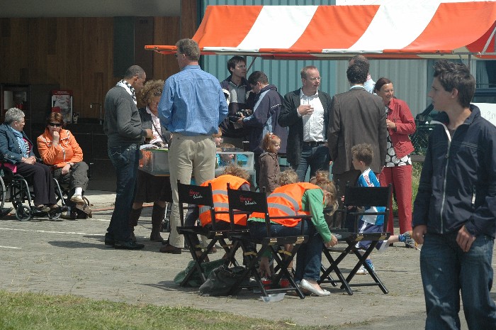 Het terras voor onze hangar (RJ keukens).