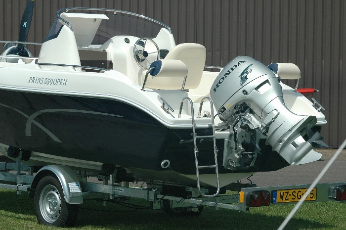 Het bedrijf Zeeland Boten heeft een prachtige presentatie met schitterende boten op het Zeeuwse vliegveld gezet.