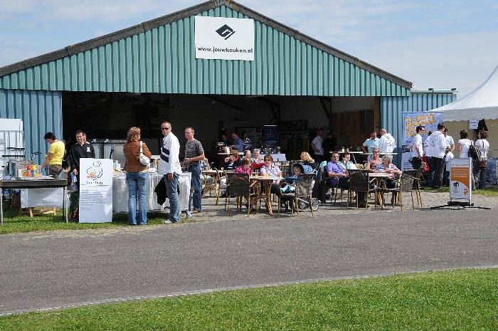 V&oacute;&oacute;r onze hangar hadden we een terras gemaakt voor de gasten van het Midzomer Event.