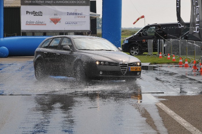 Naast auto`s kijken kon er ook op het vliegveld met auto`s gereden worden op de slipbaan (of heet dit geen rijden?).