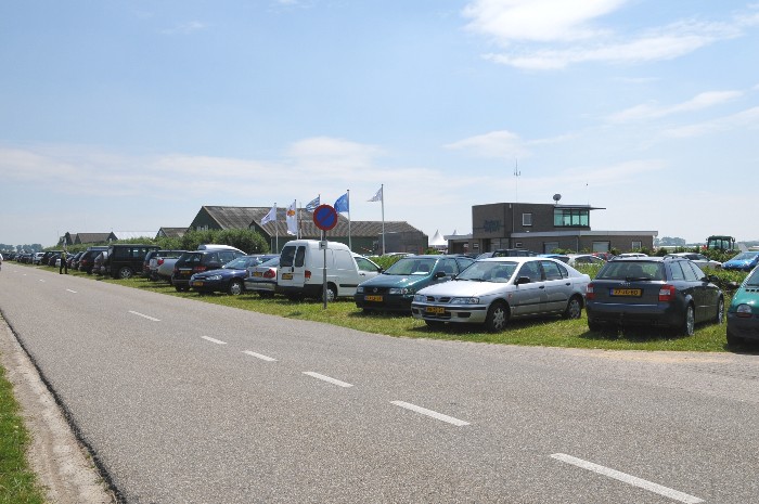 Er waren ook genoeg bezoekers met de auto gekomen, vandaar dat de berm als parkeerplaats gebruikt kon worden.