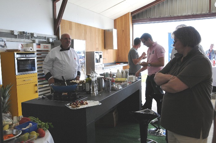 In de hangar werd er gekookt door Neff met de oven en combi stoomoven.
