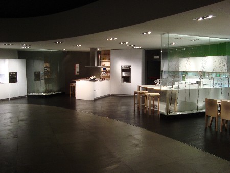 Drie Snaidero Orange keukens opgesteld in de showroom.