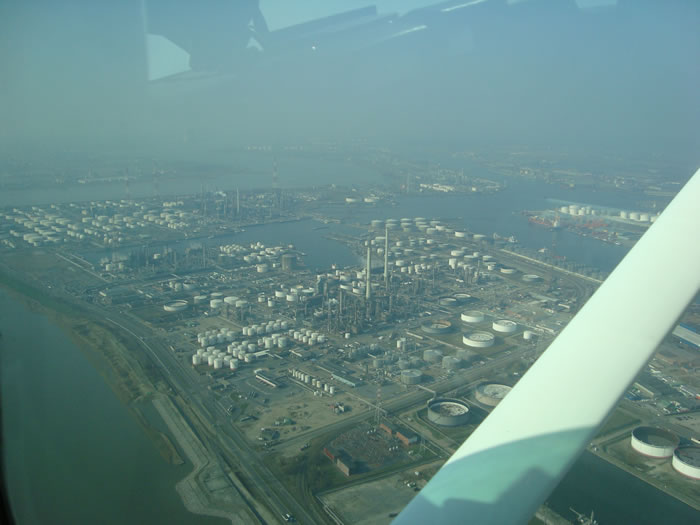 Boven de havens bij Antwerpen.