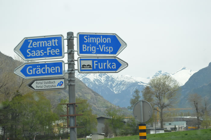 Zodra je Sion voorbij bent houd je Brig aan, vervolgens Simplon en dan rijd je zo Italië binnen.