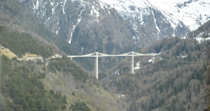 Over deze brug rijden we straks.