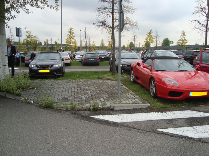 `s morgens vroeg staan we lekker op tijd bij het beursgebouw. 