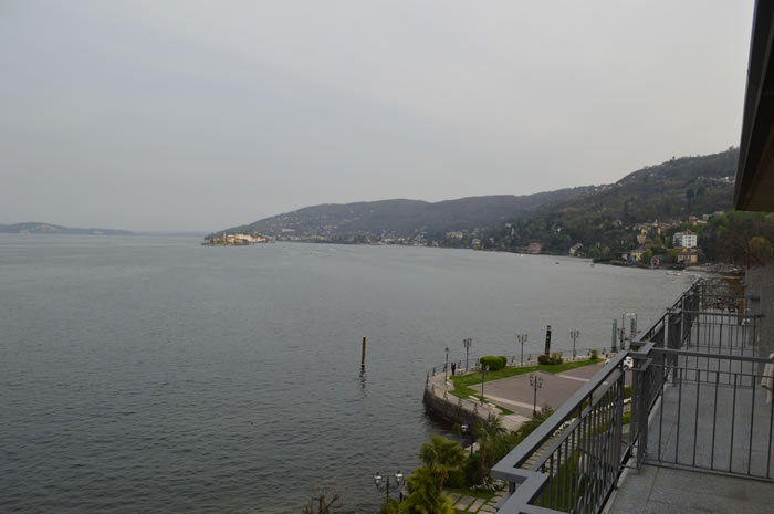Net als vorige keer hebben we een hotel met kamer aan het meer. Lekker hoor.