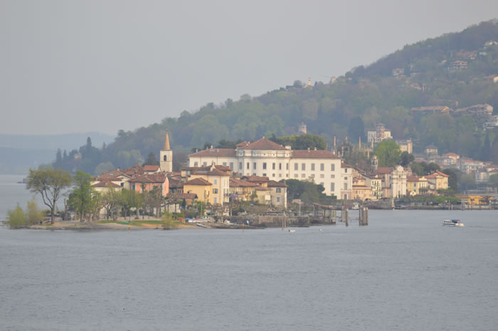 Eilandje op het meer gezien vanuit hotel.