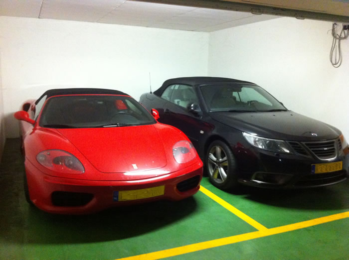 "Vies maar voldaan" staan de cabrio`s binnen in het hotel in Italië...