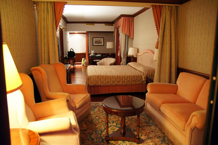 De hotelkamer. Het hotel is wel een aanrader hoor. M`n klant had er nog een extra nacht aan vast geplakt, zelf moest ik alweer naar m`n volgende afspraak in Frankfurt.