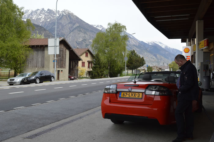 Onderweg richting Brig nog even tanken.