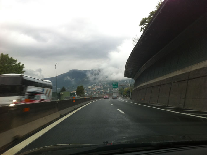 Op de terugweg was het weer nog steeds niet verbeterd. Zelf vliegen met het vliegtuig had echt gekkenwerk geweest.