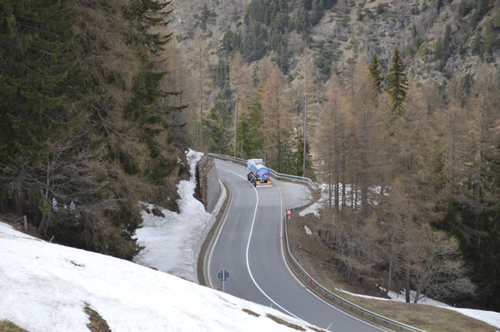Hoewel er nog genoeg sneeuw ligt is de weg goed schoon onderweg.