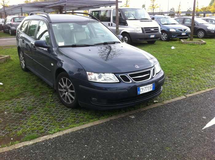 Veel Saabs zie je niet in Italië, maar op de parking van de beurs in Milaan stond er dan toch eentje.