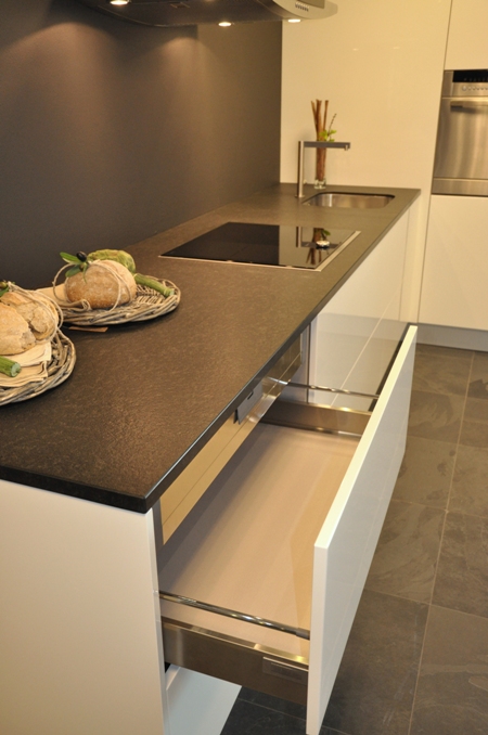 De S14 design keuken is voorzien van toestellen van het merk Neff zoals deze FLEX inductiekookplaat.