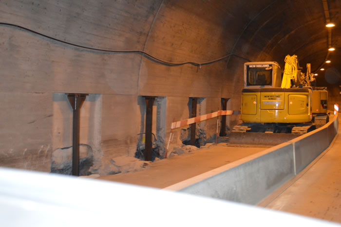 Vrachtwagens met te hete remmen hebben afgeremd door tegen de zijkant van de tunnel te schampen. Dit wordt nu gerepareerd.
