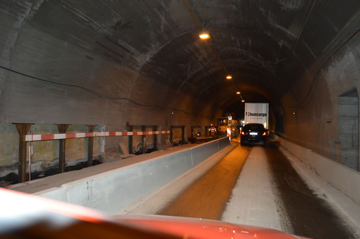Vrachtwagens met te hete remmen hebben afgeremd door tegen de zijkant van de tunnel te schampen. Dit wordt nu gerepareerd.